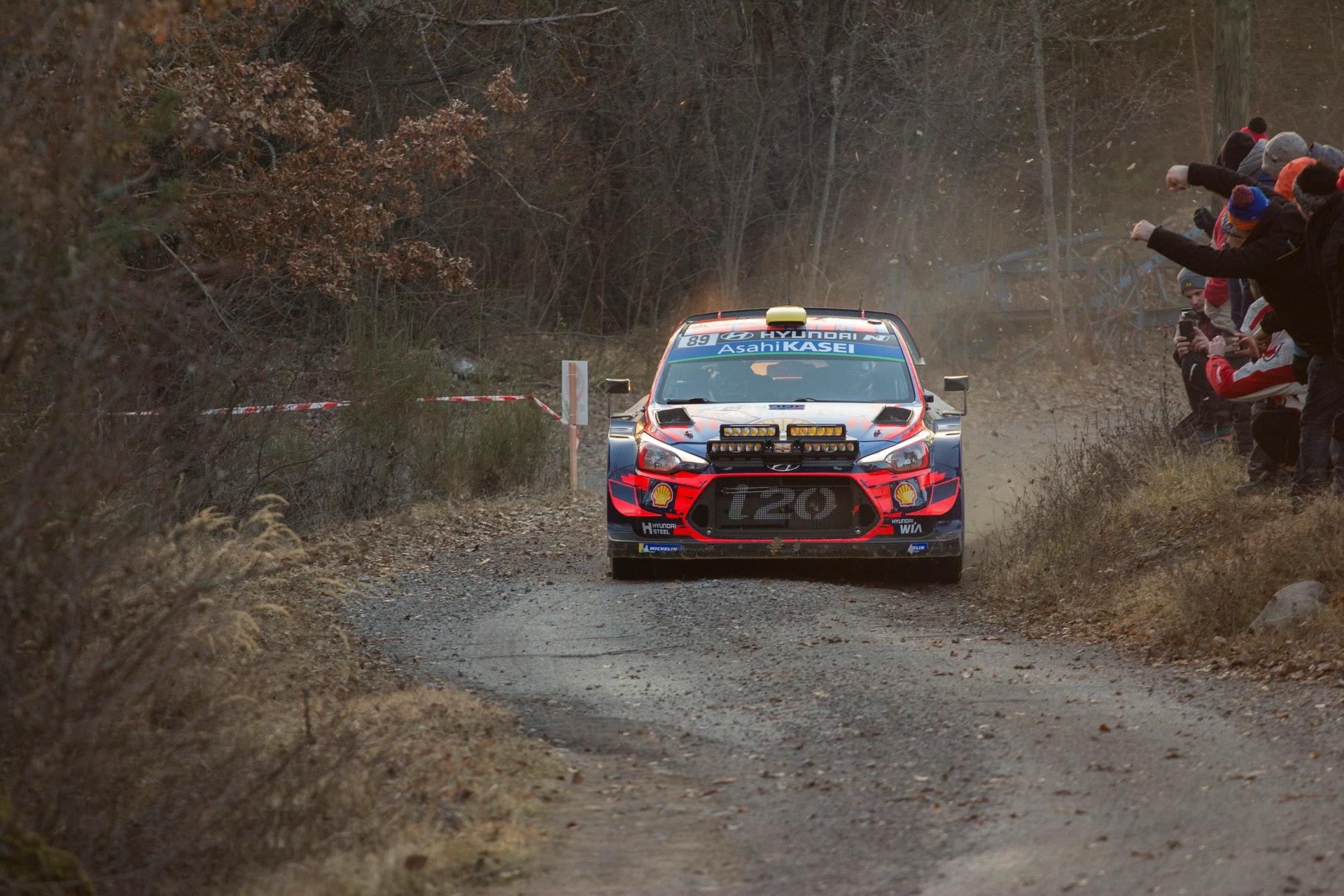 Quels sont les principaux circuits pour piloter une voiture de rallye ?